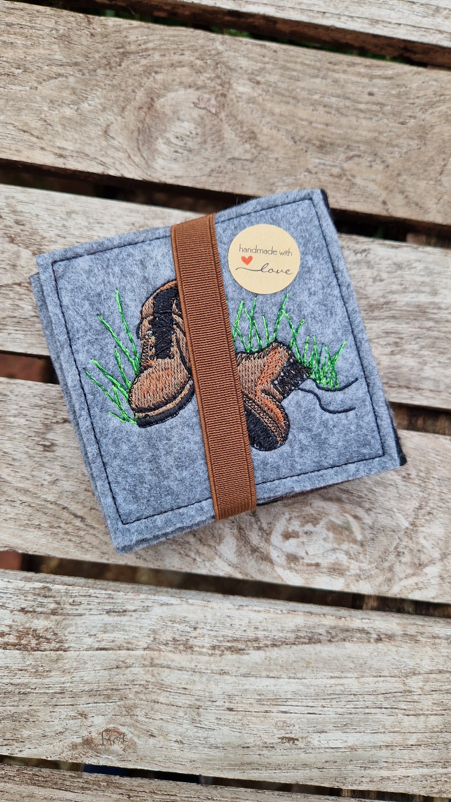 Praktisches Sitzkissen to Go mit Bestickung "Wanderschuhe" für Camping, Wandern, Outdoor, Festivals u.v.m. - Pirouette Handmade