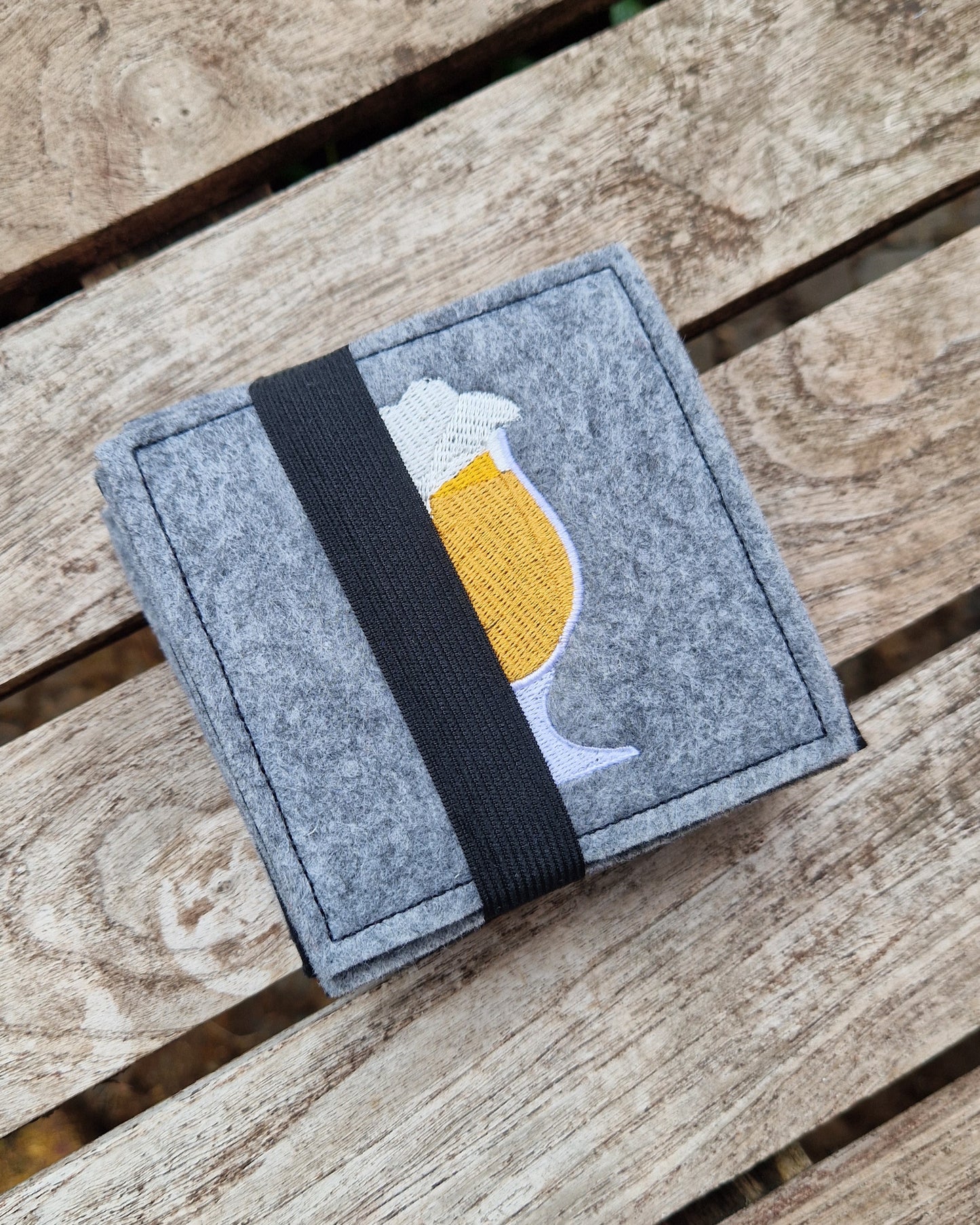 Praktisches Sitzkissen to Go mit Bestickung "Bier" für Camping, Wandern, Outdoor, Festivals u.v.m. - Pirouette Handmade