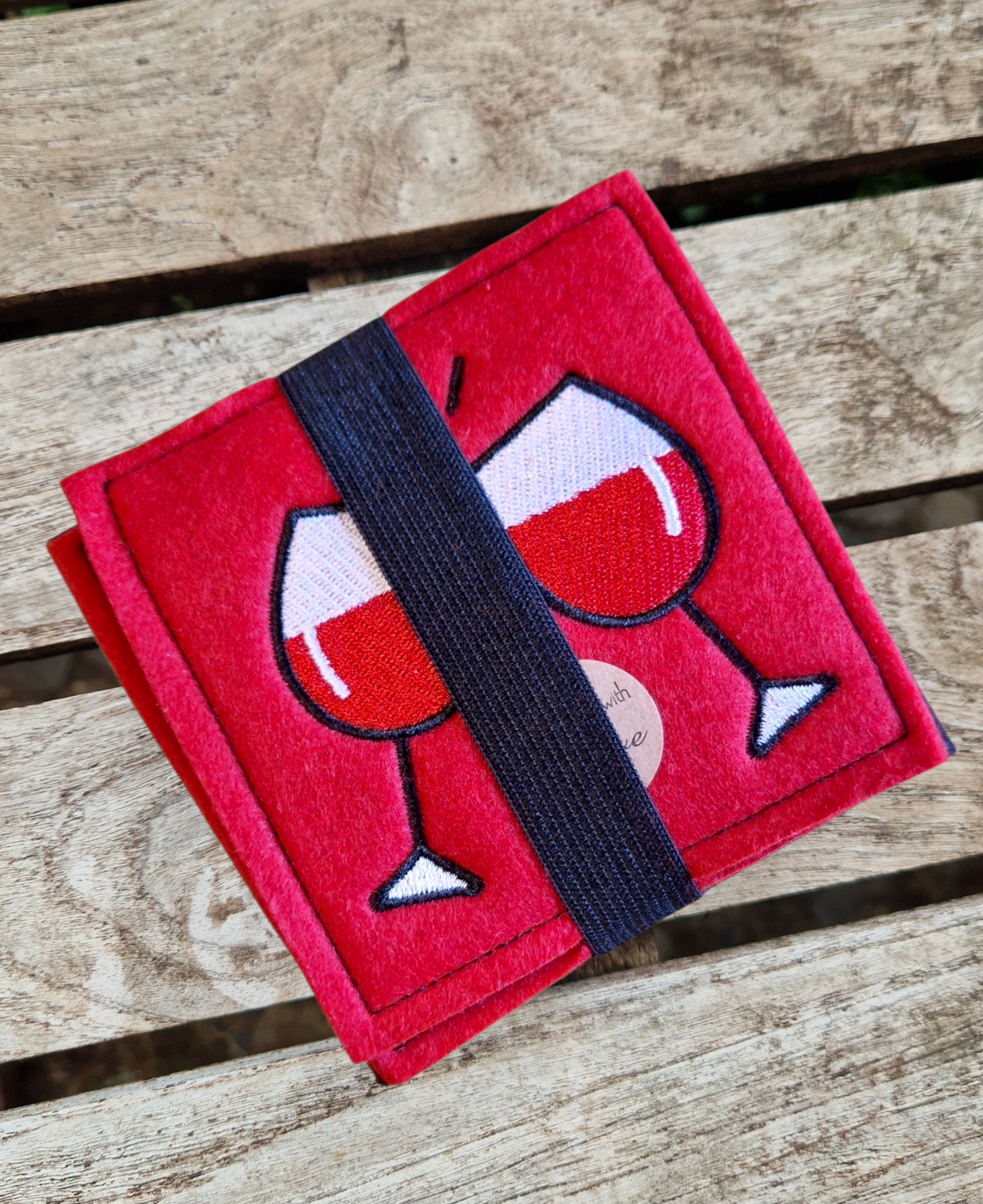 Praktisches Sitzkissen to Go mit Bestickung "Wein" für Camping, Wandern, Outdoor, Festivals u.v.m. (Kopie) - Pirouette Handmade