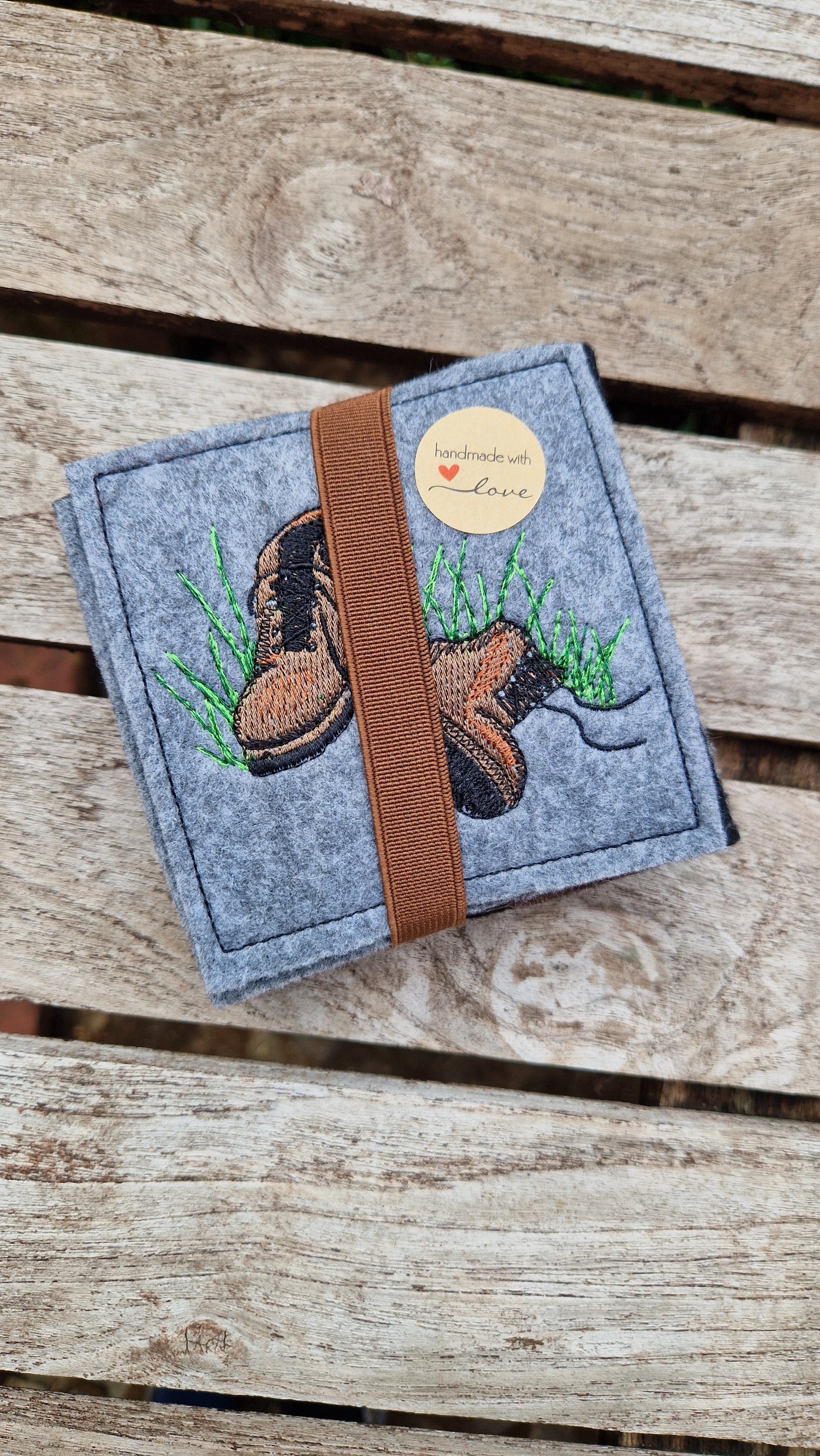 Praktisches Sitzkissen to Go mit Bestickung "Wanderschuhe" für Camping, Wandern, Outdoor, Festivals u.v.m. - Pirouette Handmade