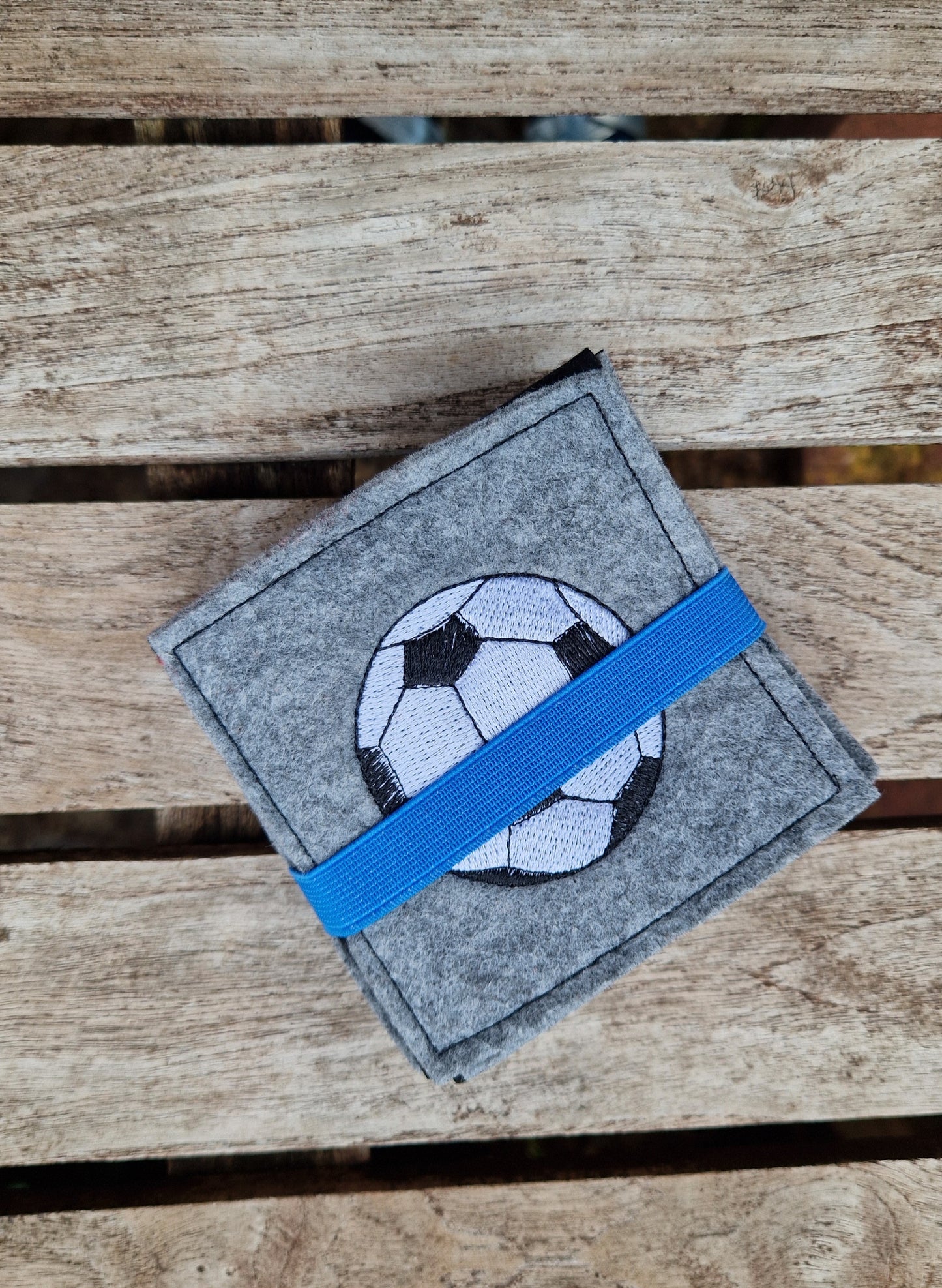 Praktisches Sitzkissen to Go mit Bestickung "Fußball" für Camping, Wandern, Outdoor, Festivals u.v.m. - Pirouette Handmade