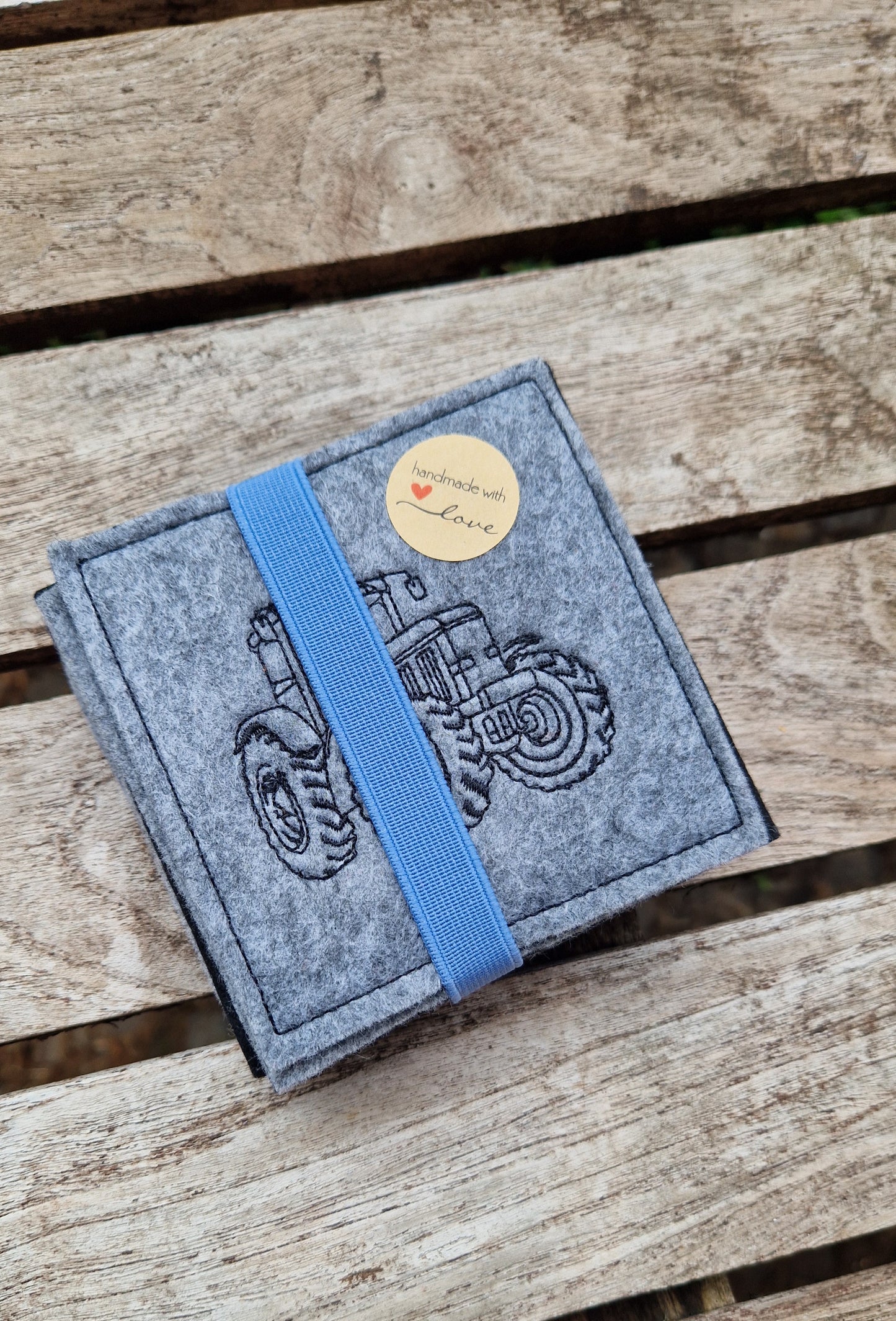 Praktisches Sitzkissen to Go mit Bestickung "Trecker" für Camping, Wandern, Outdoor, Festivals u.v.m. - Pirouette Handmade