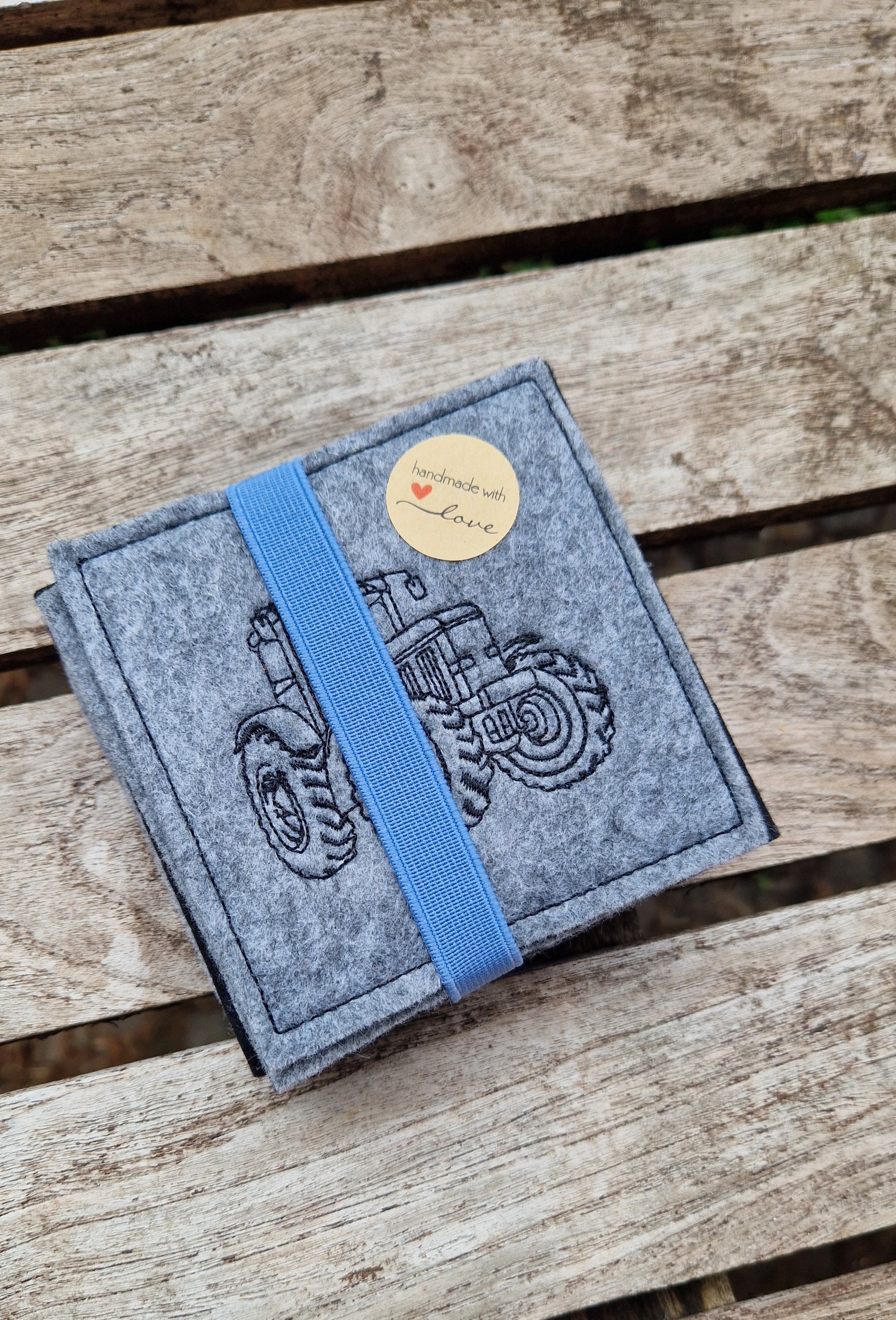 Praktisches Sitzkissen to Go mit Bestickung "Trecker" für Camping, Wandern, Outdoor, Festivals u.v.m. - Pirouette Handmade