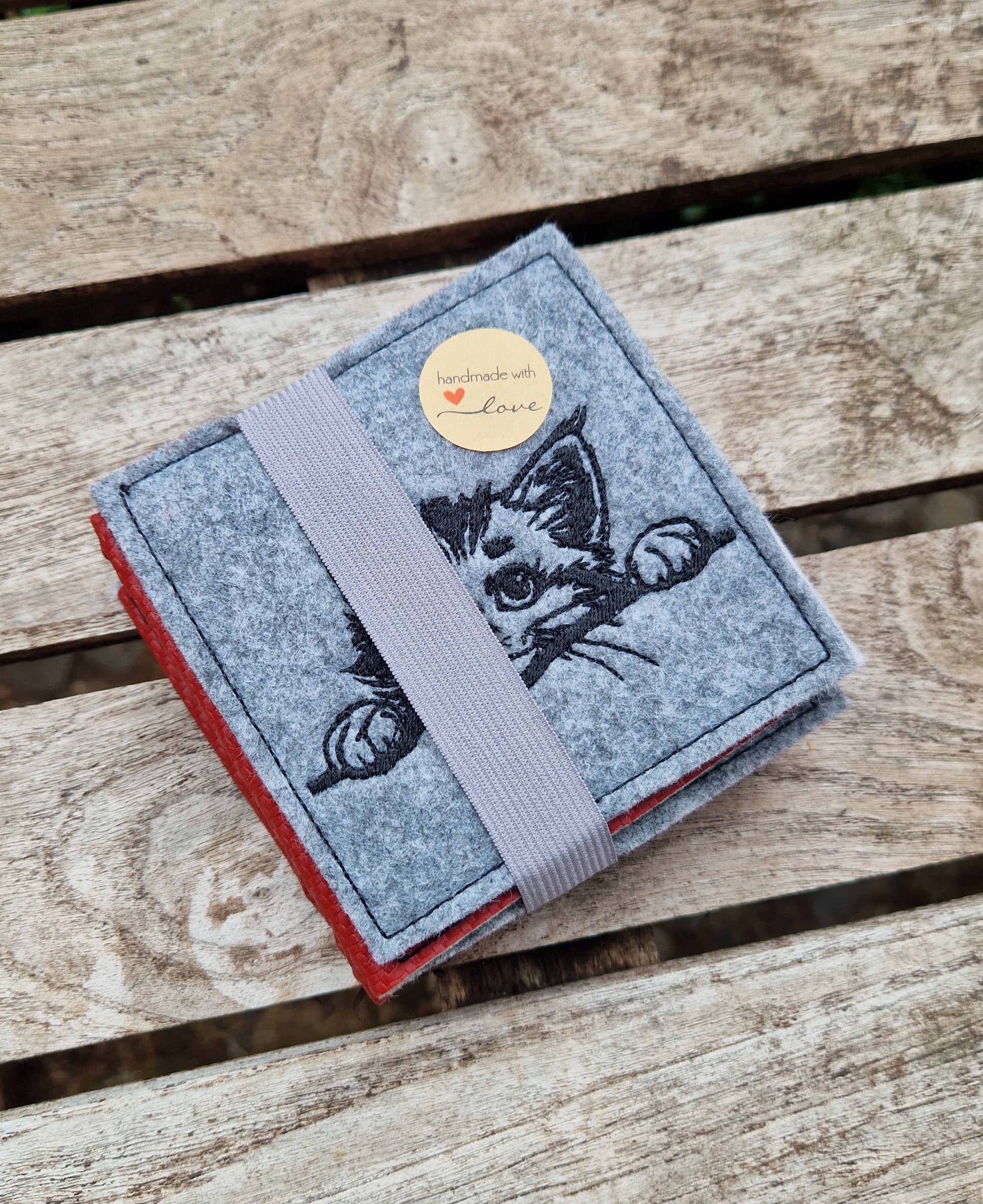 Praktisches Sitzkissen to Go mit Bestickung "Katze" für Camping, Wandern, Outdoor, Festivals u.v.m. - Pirouette Handmade