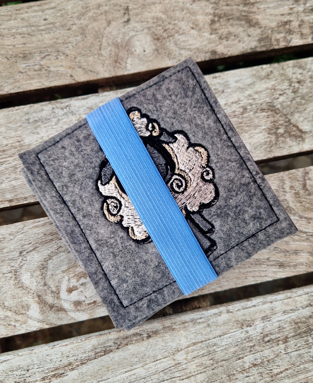 Praktisches Sitzkissen to Go mit Bestickung "Schäfchen" für Camping, Wandern, Outdoor, Festivals u.v.m. - Pirouette Handmade