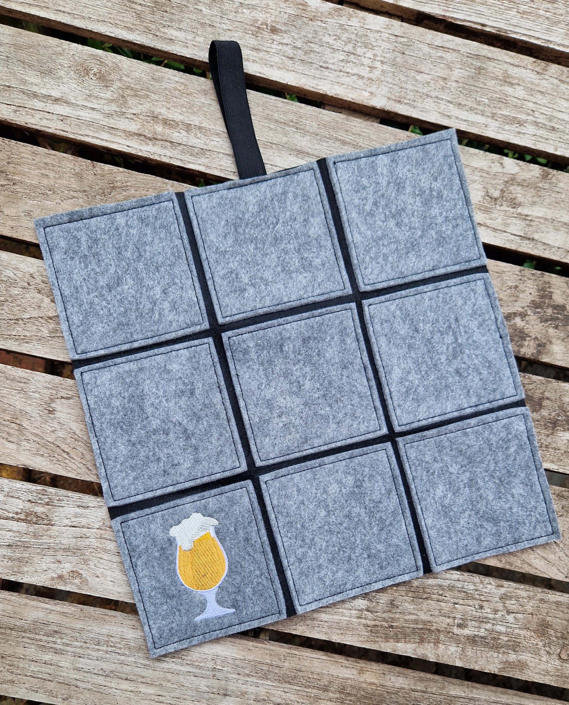 Praktisches Sitzkissen to Go mit Bestickung "Bier" für Camping, Wandern, Outdoor, Festivals u.v.m. - Pirouette Handmade