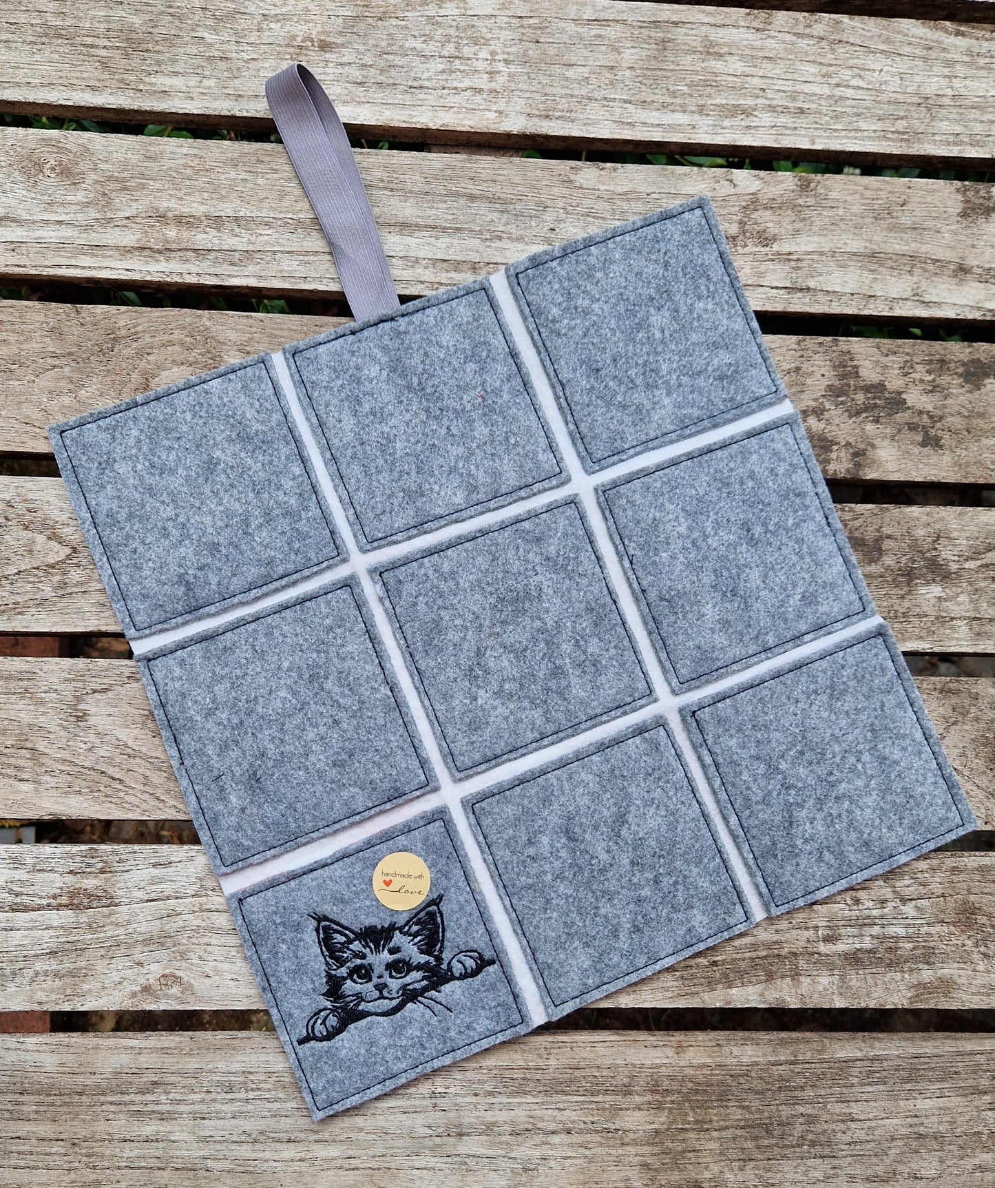 Praktisches Sitzkissen to Go mit Bestickung "Katze" für Camping, Wandern, Outdoor, Festivals u.v.m. - Pirouette Handmade