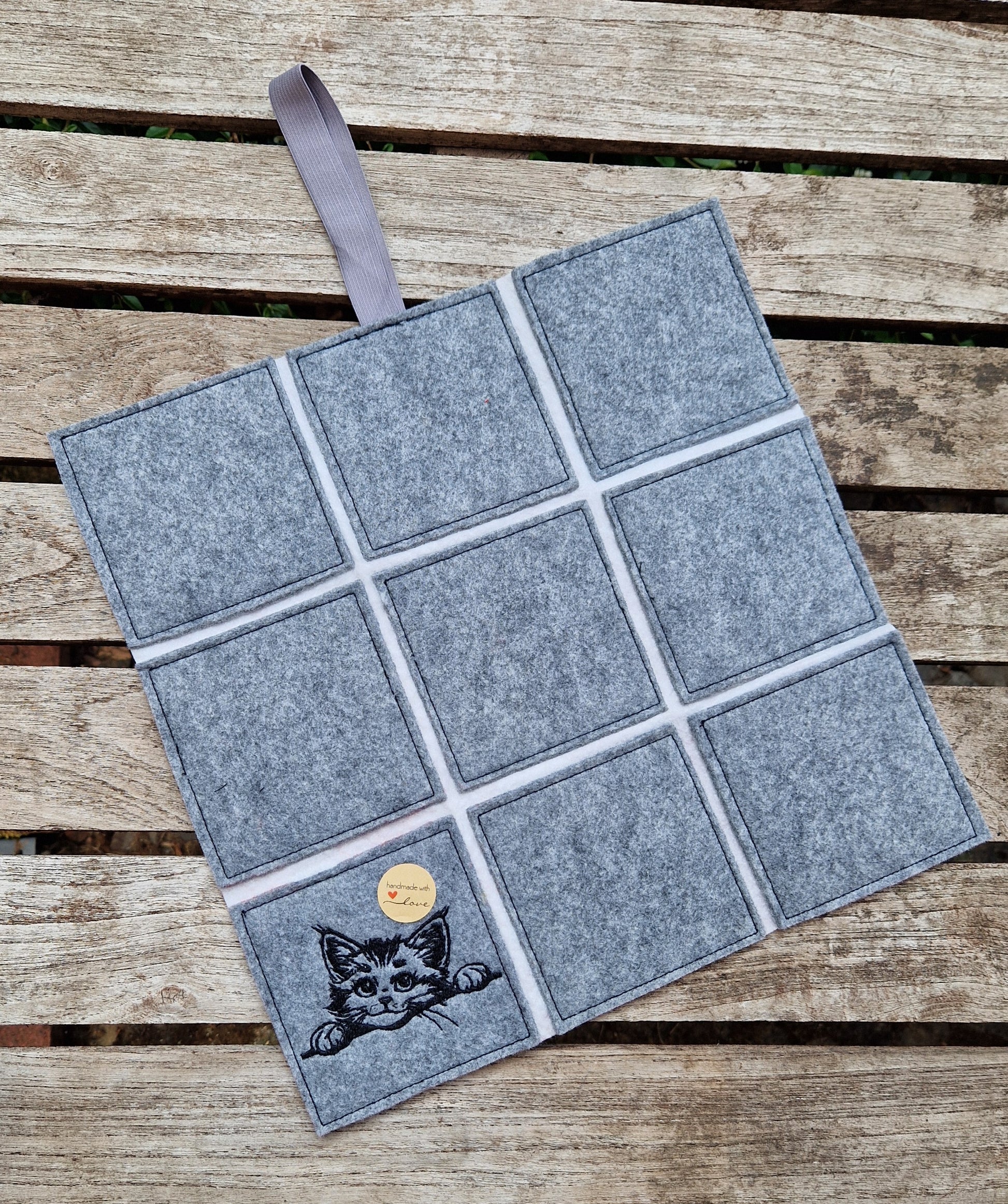 Praktisches Sitzkissen to Go mit Bestickung "Katze" für Camping, Wandern, Outdoor, Festivals u.v.m. - Pirouette Handmade