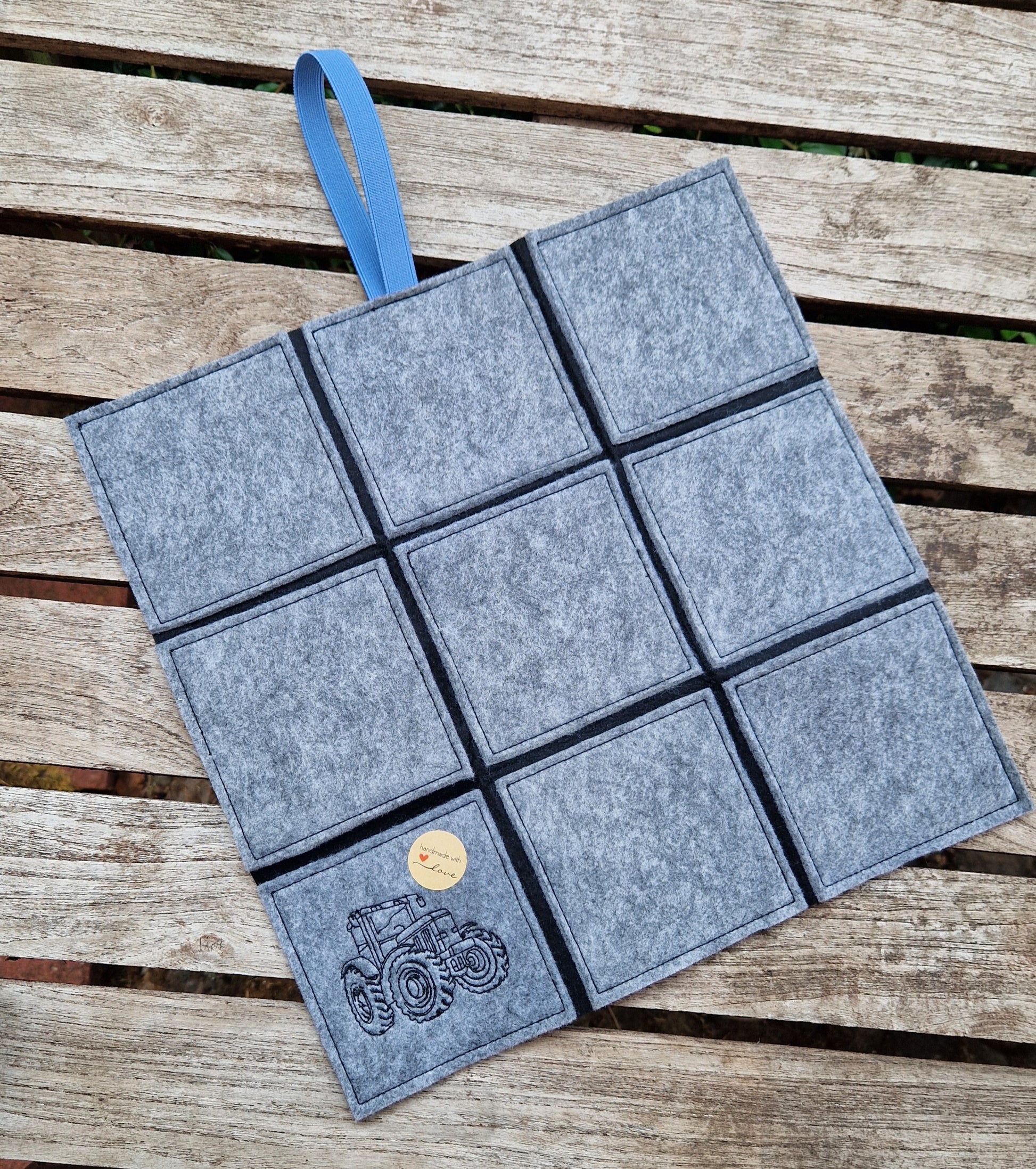 Praktisches Sitzkissen to Go mit Bestickung "Trecker" für Camping, Wandern, Outdoor, Festivals u.v.m. - Pirouette Handmade