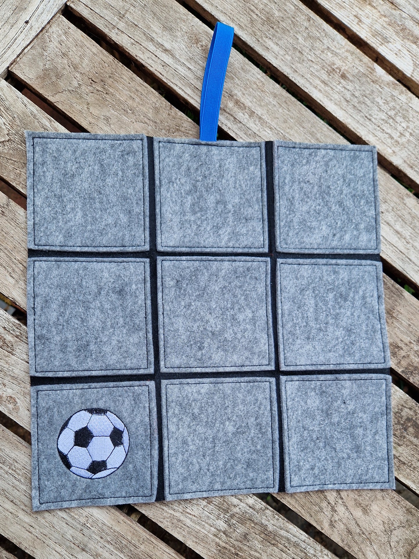 Praktisches Sitzkissen to Go mit Bestickung "Fußball" für Camping, Wandern, Outdoor, Festivals u.v.m. - Pirouette Handmade