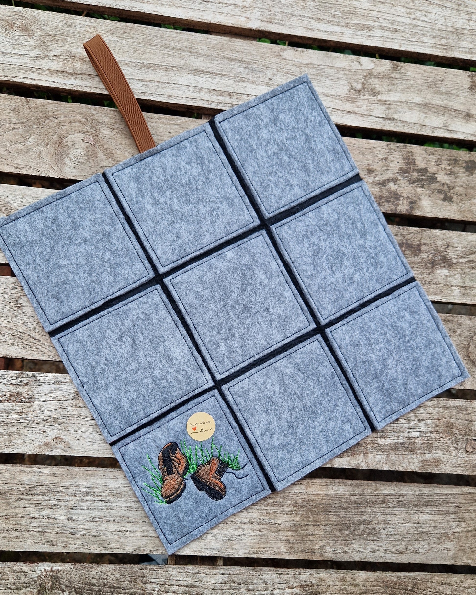 Praktisches Sitzkissen to Go mit Bestickung "Wanderschuhe" für Camping, Wandern, Outdoor, Festivals u.v.m. - Pirouette Handmade