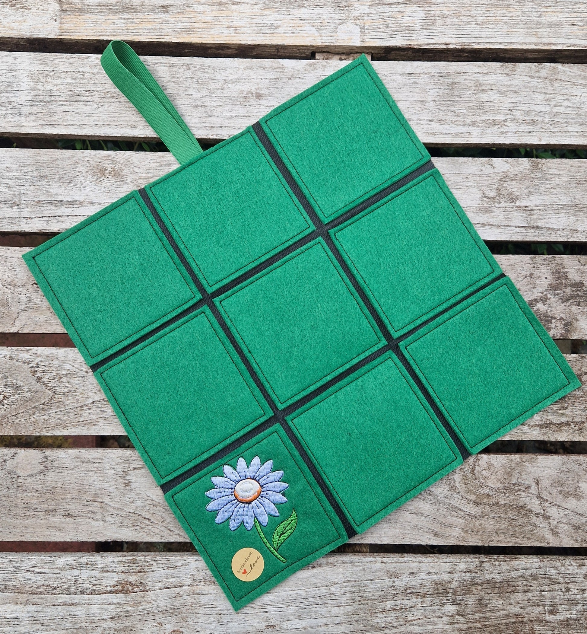 Praktisches Sitzkissen to Go mit Bestickung "Blume" für Camping, Wandern, Outdoor, Festivals u.v.m. - Pirouette Handmade