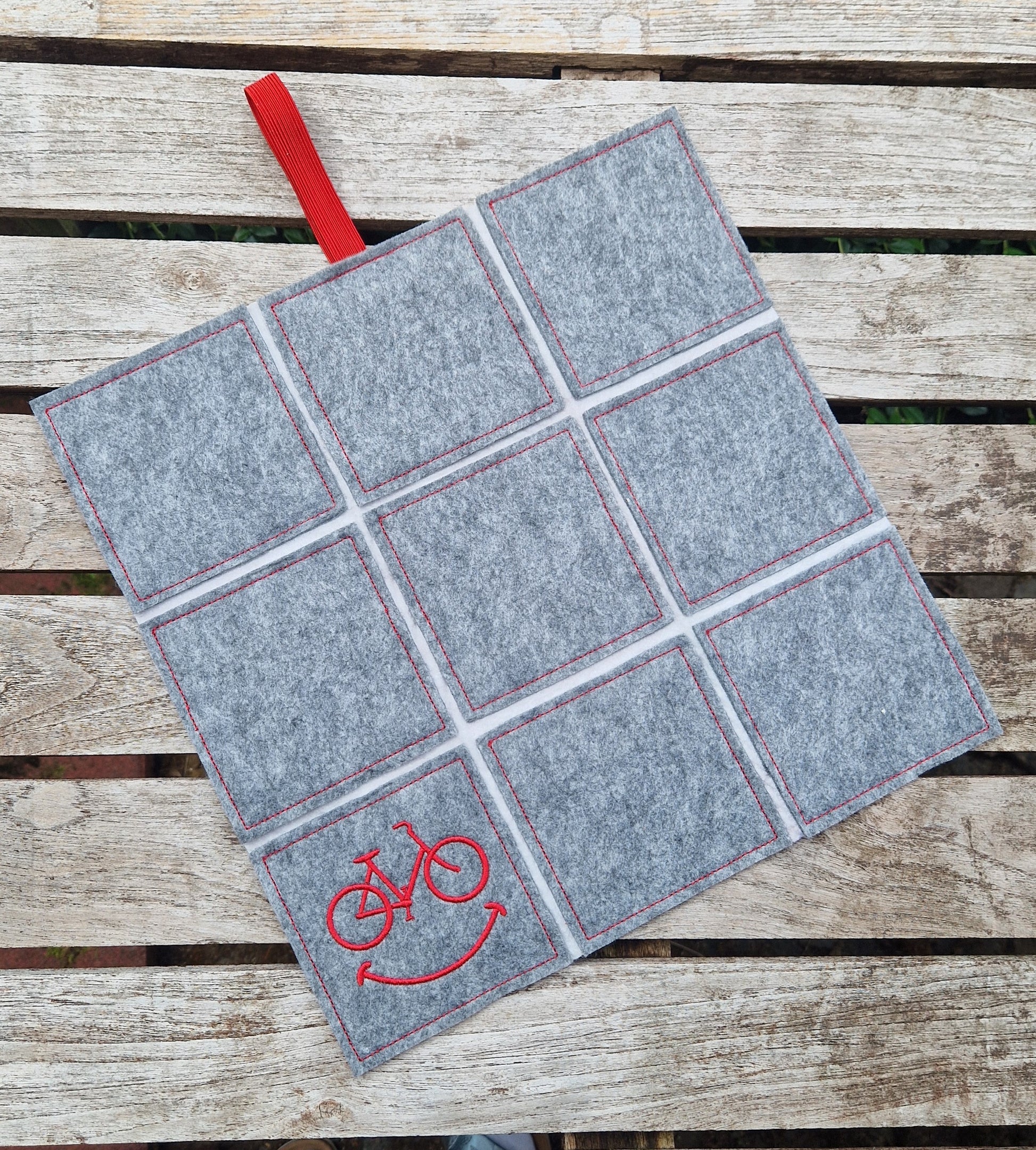 Praktisches Sitzkissen to Go mit Bestickung "Fahrrad" für Camping, Wandern, Outdoor, Festivals u.v.m. - Pirouette Handmade