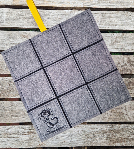 Praktisches Sitzkissen to Go mit Bestickung "Lustige Katze" für Camping, Wandern, Outdoor, Festivals u.v.m. - Pirouette Handmade