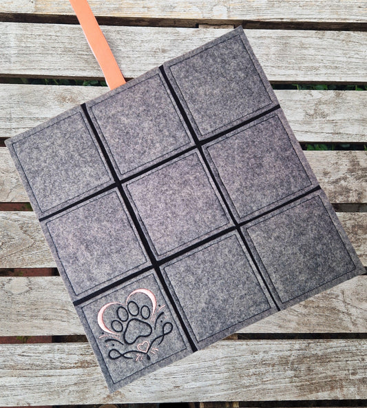 Praktisches Sitzkissen to Go mit Bestickung "Pfote" für Camping, Wandern, Outdoor, Festivals u.v.m. - Pirouette Handmade