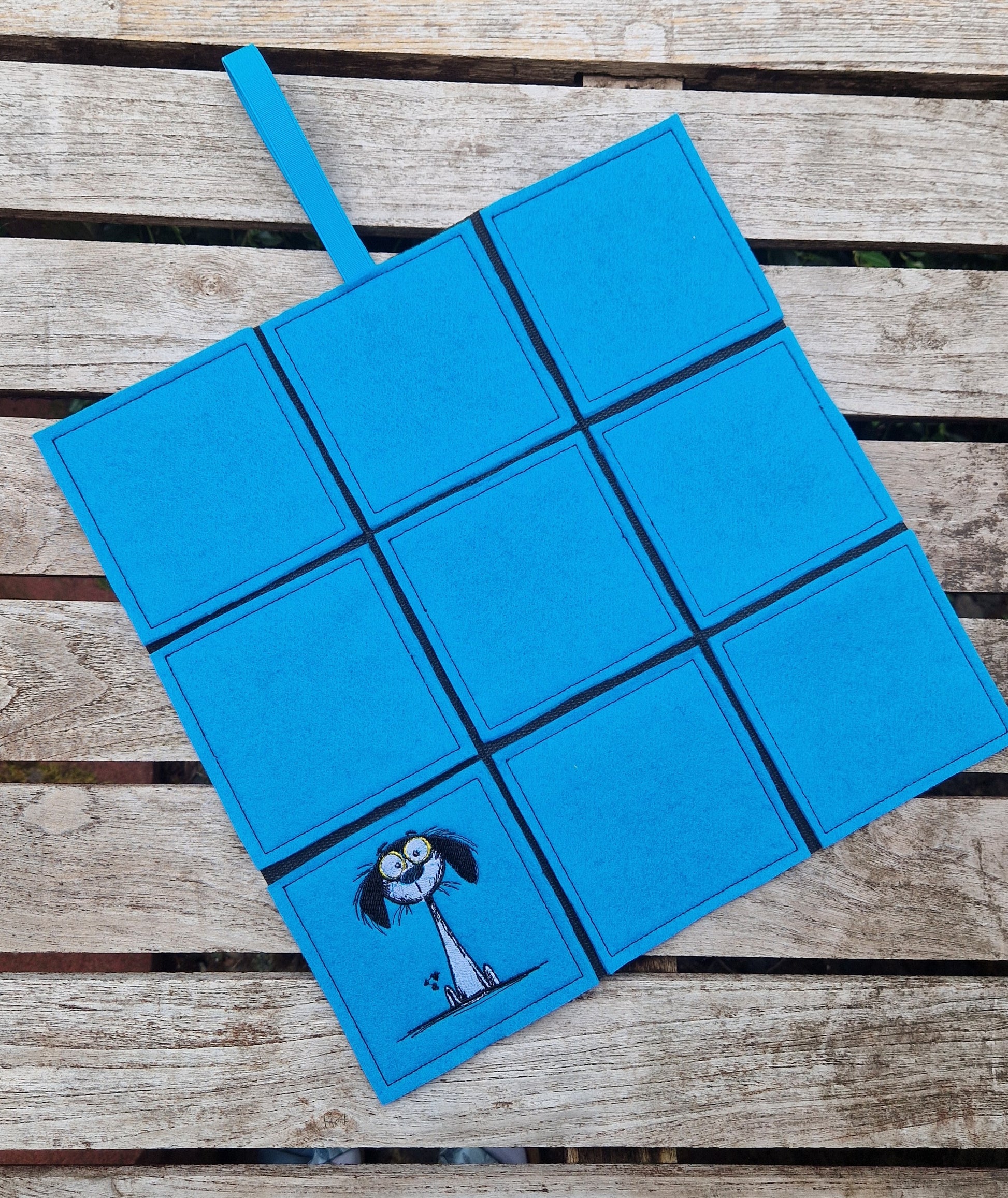 Praktisches Sitzkissen to Go mit Bestickung "Lustiger Hund" für Camping, Wandern, Outdoor, Festivals u.v.m. - Pirouette Handmade