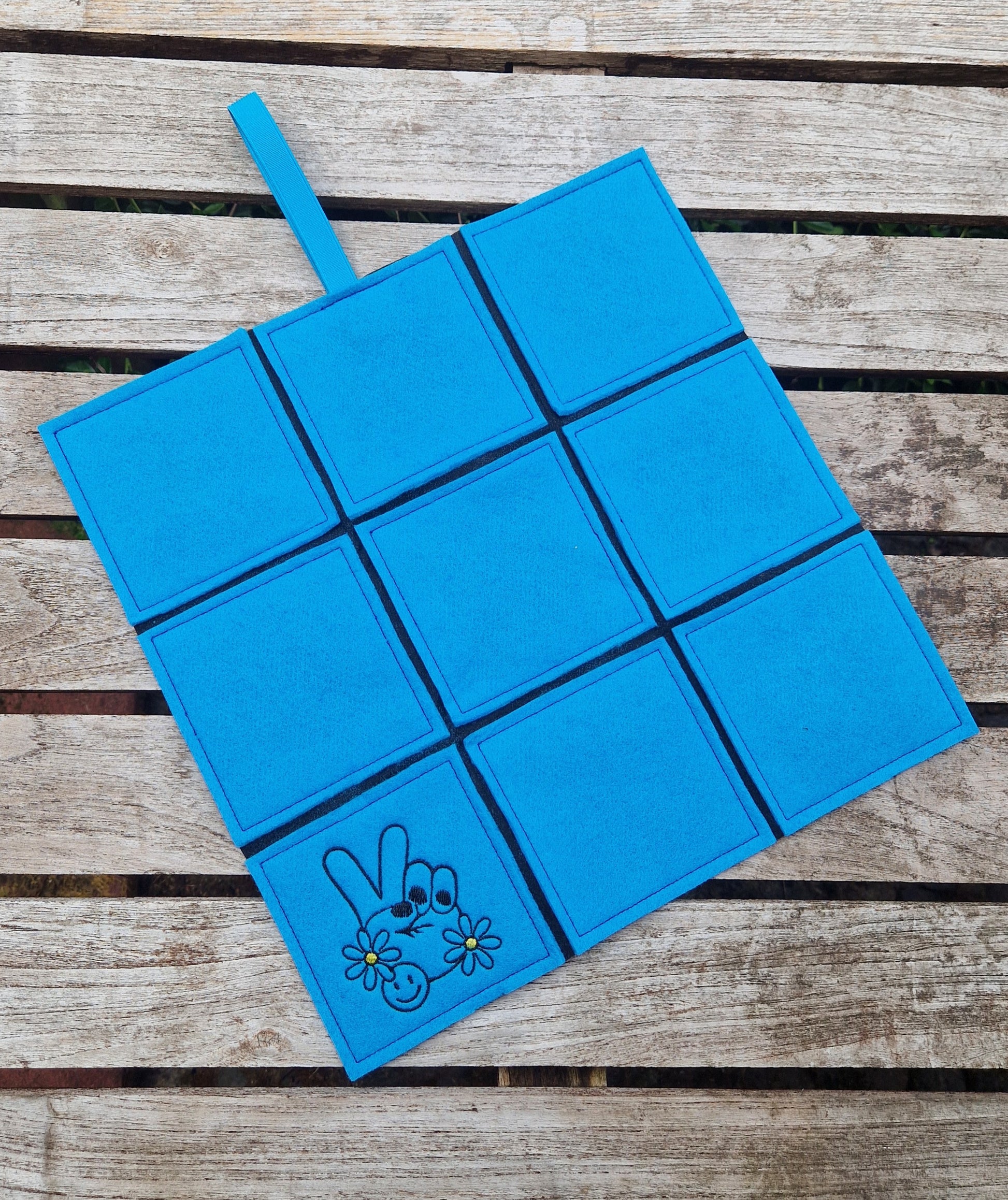 Praktisches Sitzkissen to Go mit Bestickung "Peace" für Camping, Wandern, Outdoor, Festivals u.v.m. - Pirouette Handmade