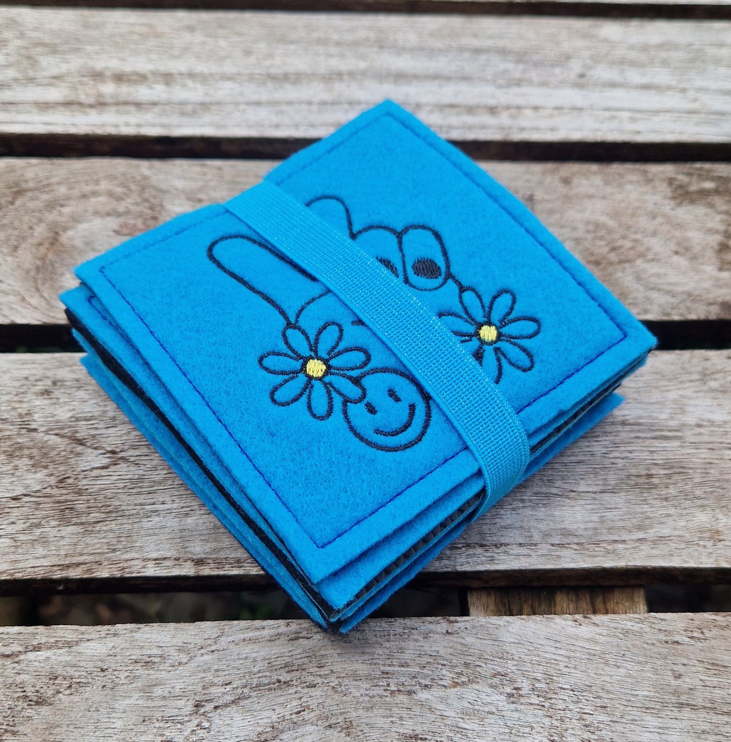 Praktisches Sitzkissen to Go mit Bestickung "Peace" für Camping, Wandern, Outdoor, Festivals u.v.m. - Pirouette Handmade