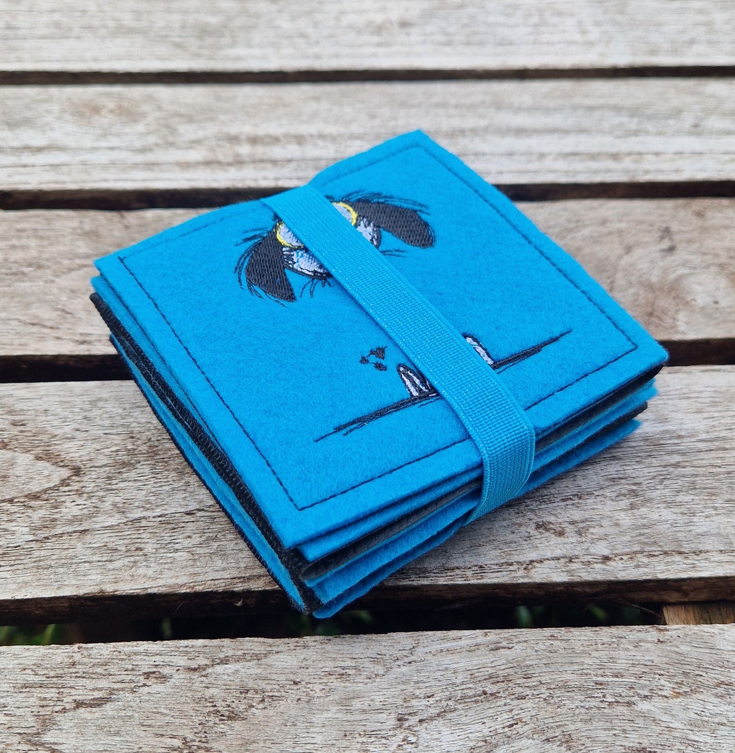 Praktisches Sitzkissen to Go mit Bestickung "Lustiger Hund" für Camping, Wandern, Outdoor, Festivals u.v.m. - Pirouette Handmade