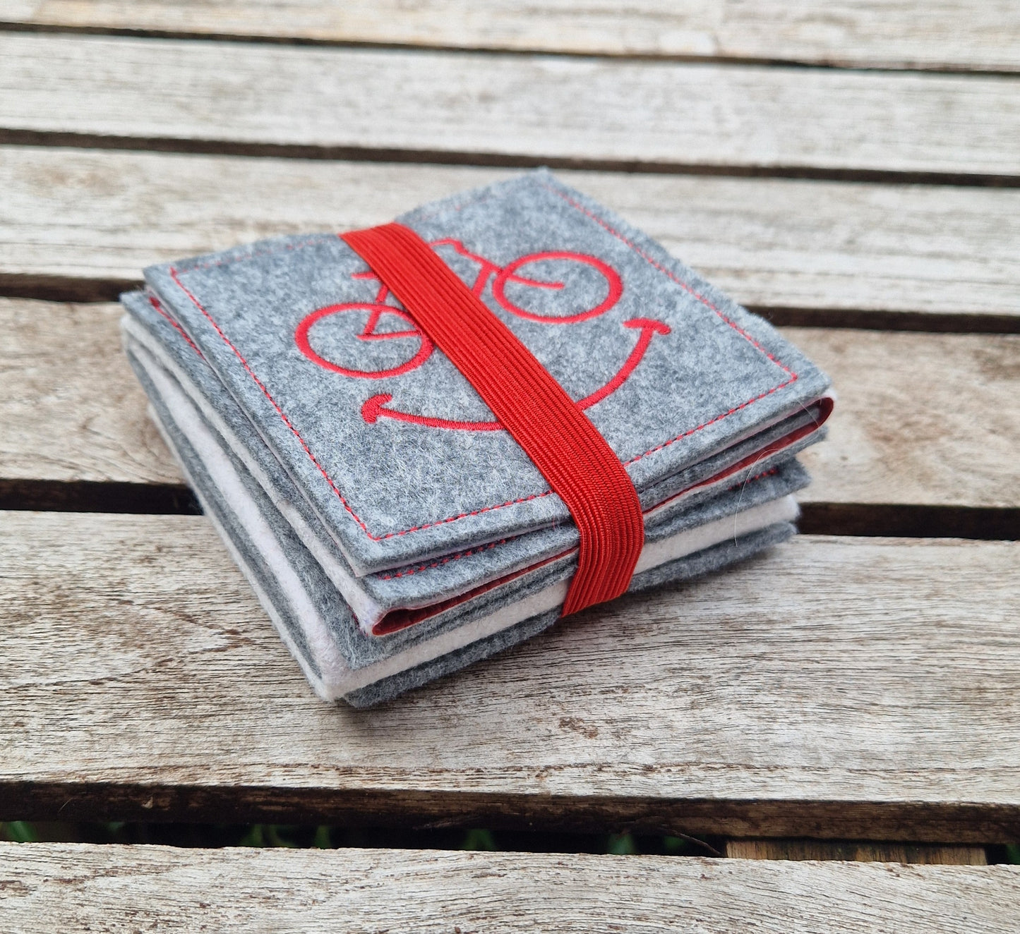 Praktisches Sitzkissen to Go mit Bestickung "Fahrrad" für Camping, Wandern, Outdoor, Festivals u.v.m. - Pirouette Handmade