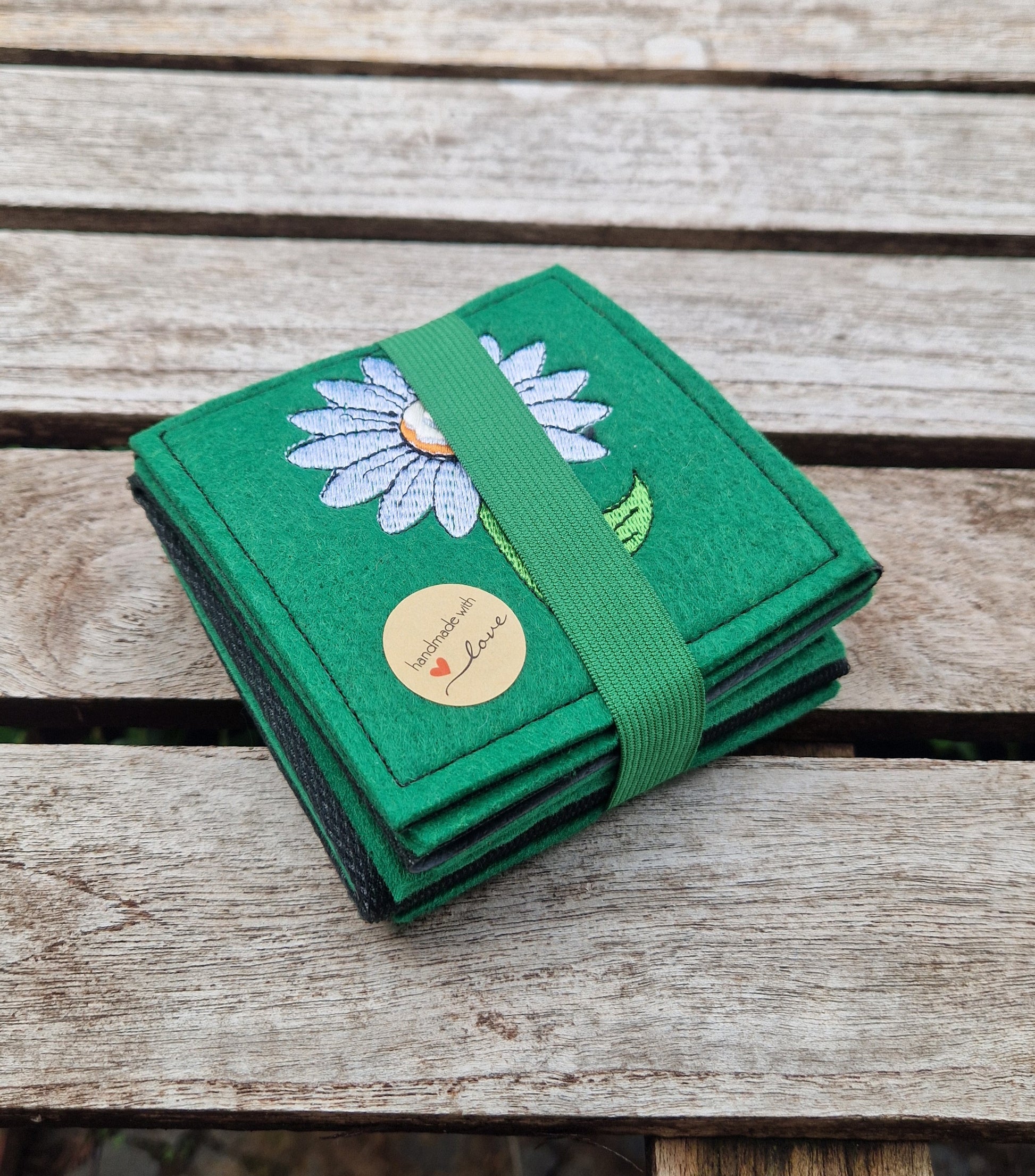 Praktisches Sitzkissen to Go mit Bestickung "Blume" für Camping, Wandern, Outdoor, Festivals u.v.m. - Pirouette Handmade