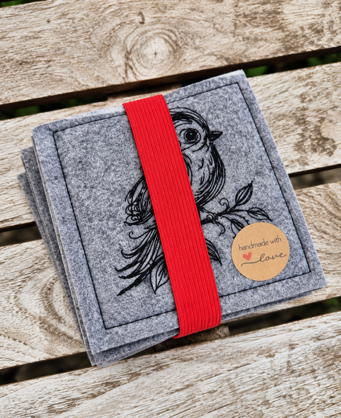 Praktisches Sitzkissen to Go mit Bestickung "Vogel" für Camping, Wandern, Outdoor, Festivals u.v.m. - Pirouette Handmade