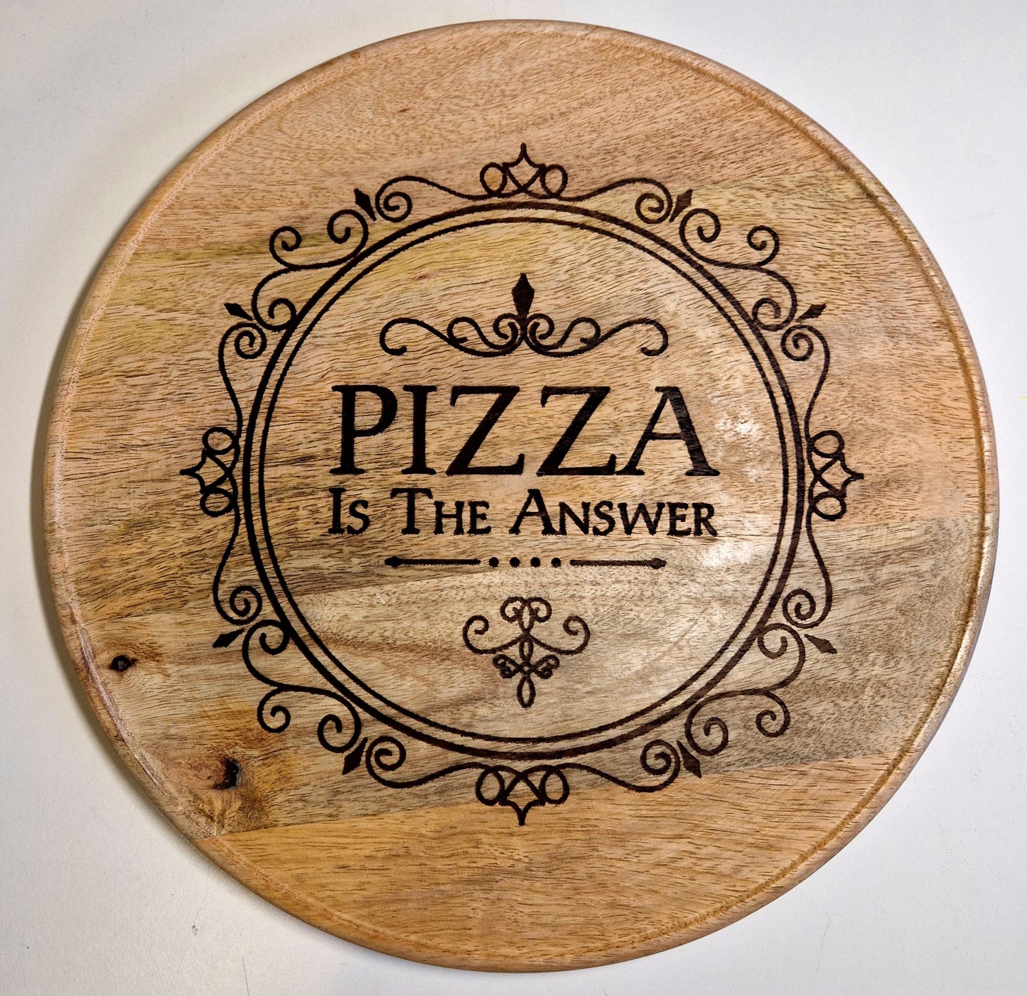 Pizzateller aus Mangoholz "Pizza is the answer" - Pirouette Handmade