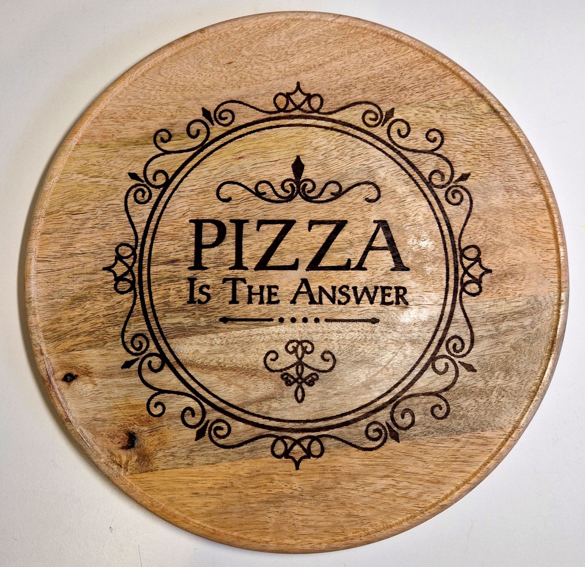 Pizzateller aus Mangoholz "Pizza is the answer" - Pirouette Handmade