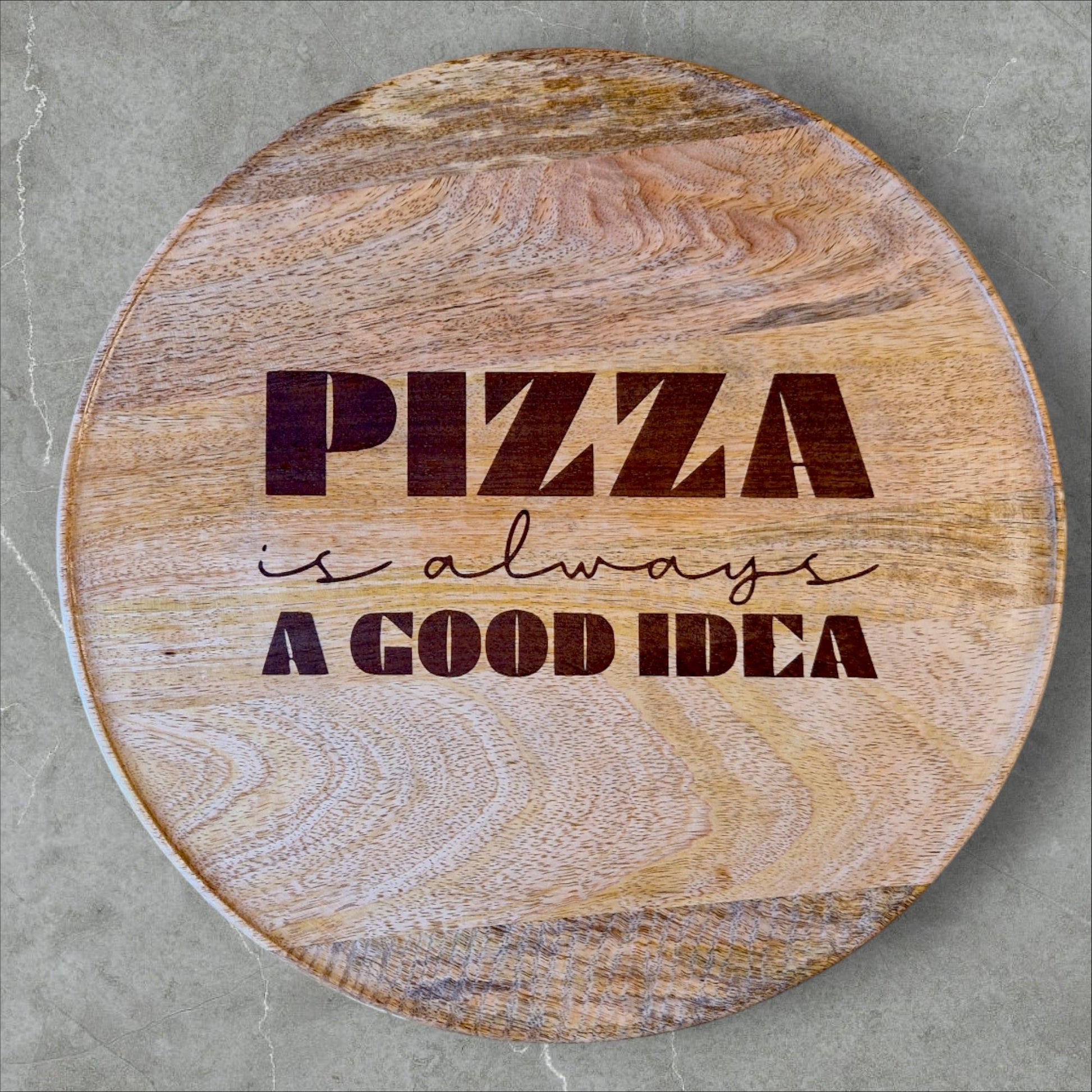 Pizzateller aus Mangoholz "Pizza is always a good idea" - Pirouette Handmade